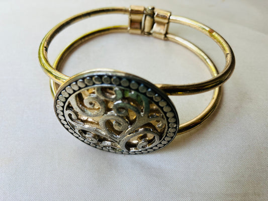 Vintage Dual tone clasp bracelet , only one!